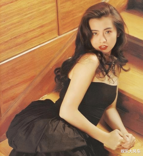 王祖贤|56岁王祖贤晒素颜近照,双颊下垂眼不对称似微调,至今未婚疑出家