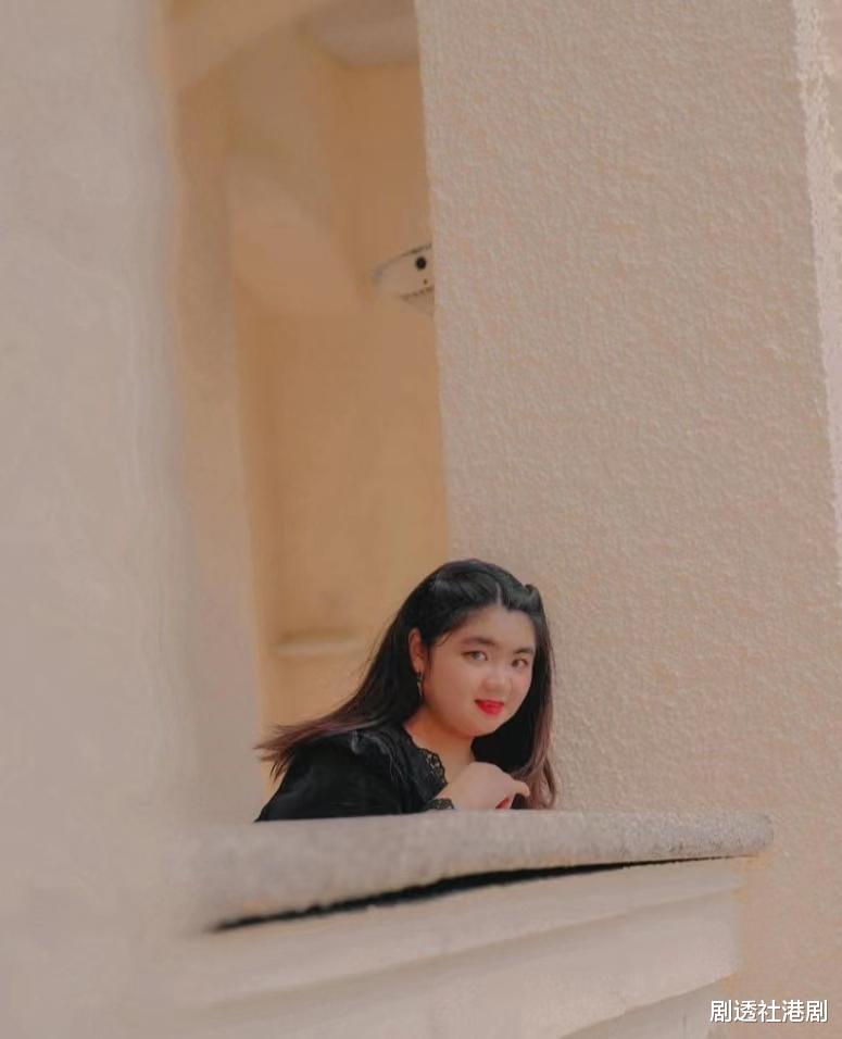 热衷当网红！知名港星爱女拍片分享生活，常因身材胖及外貌遭攻击