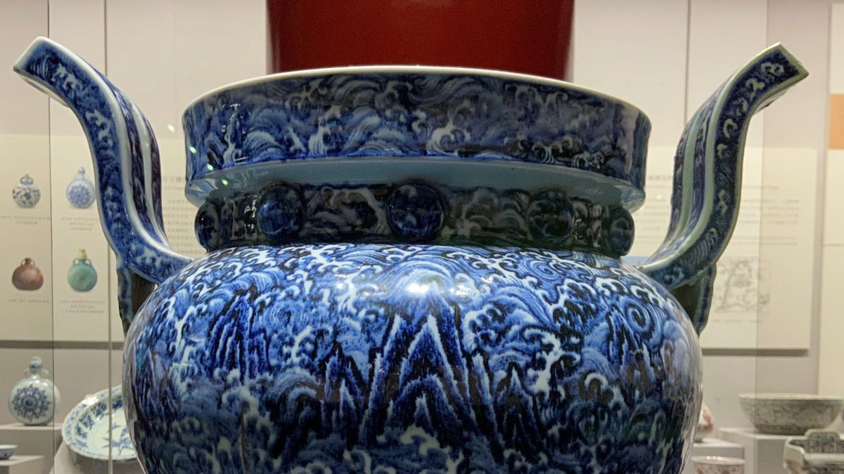 釉里红|故宫陶瓷馆：独立展柜里的瓷器，是不是都价值连城