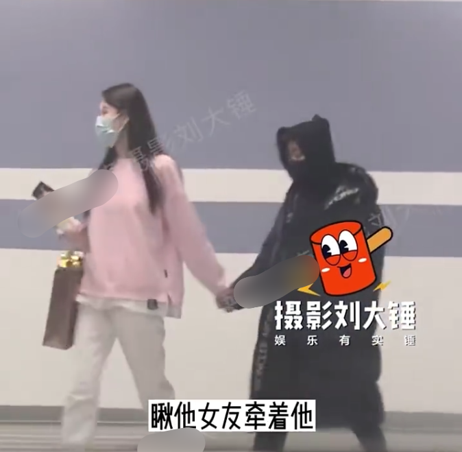 王宝强|王宝强与冯清外出，闷闷不乐疑耍脾气，被女友牵着就像妈妈带小孩