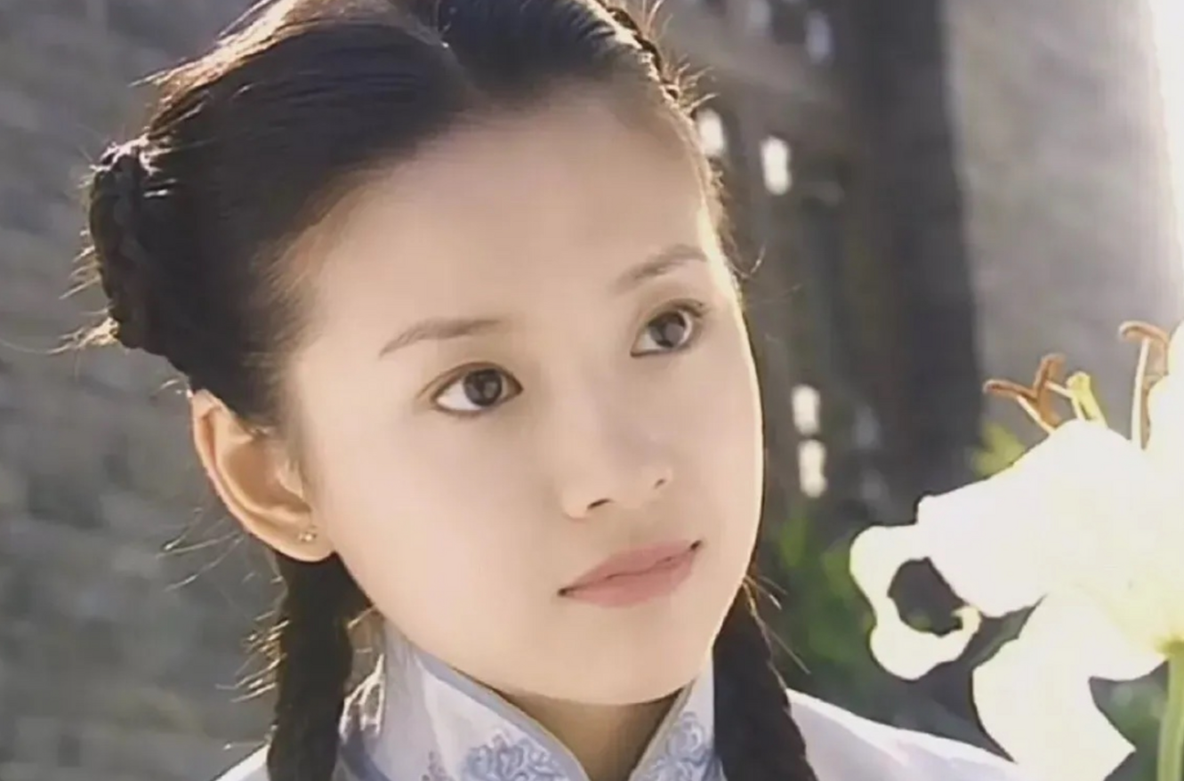 瑞典|董洁生图素颜太苍老,眼皮耷拉皱纹明显,与26岁男星赴酒局似母子