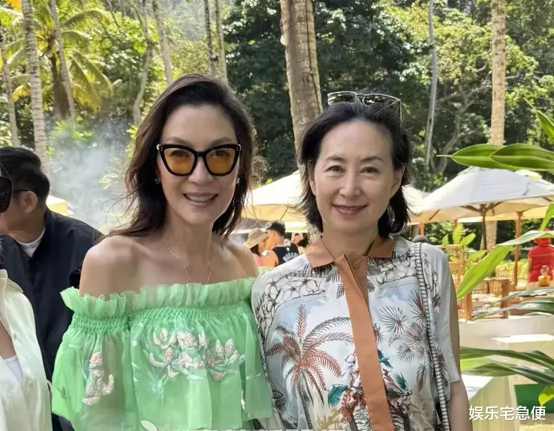 杨紫琼办婚宴,吕克贝松和何超琼到场,85岁母亲看着比女婿还年轻