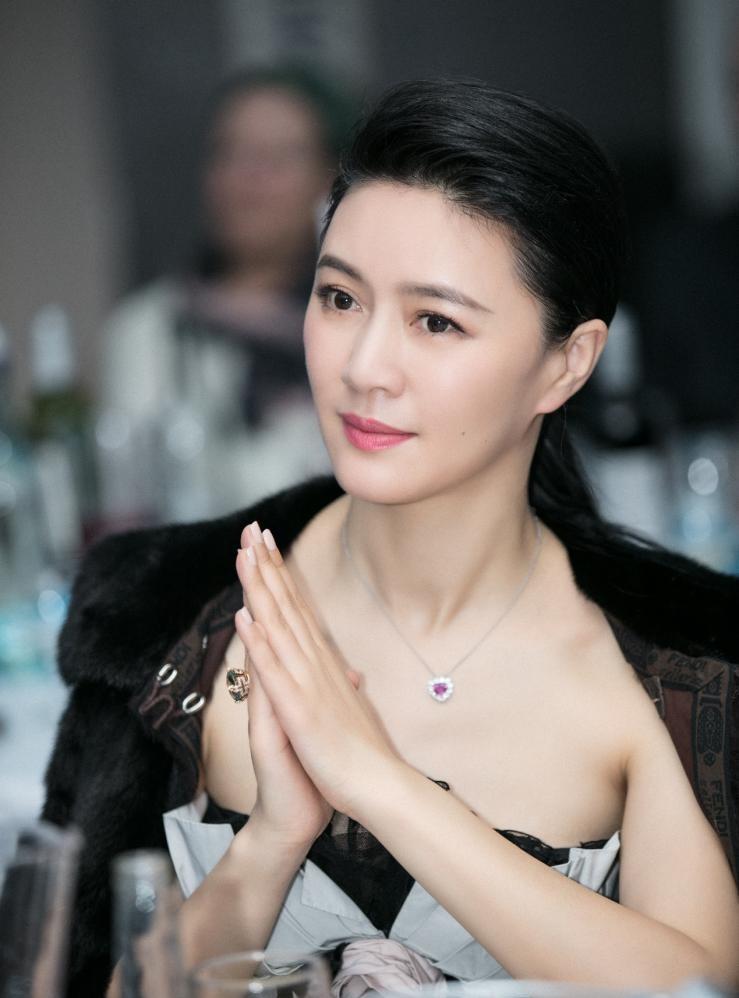 田海蓉|亿万富豪徐明：病死狱中8年后，明星妻子田海蓉和女儿过得如何？