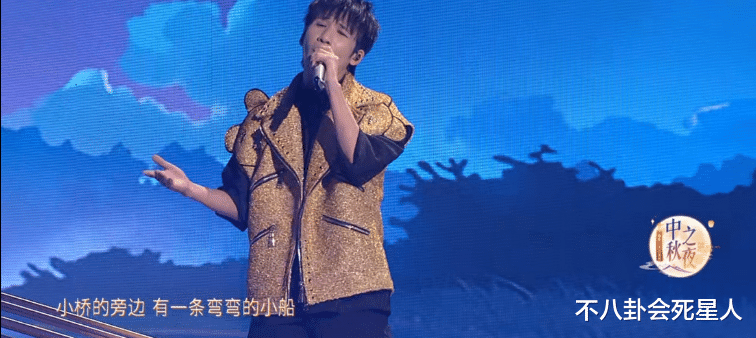 湖南中秋夜:何炅有排面,黄绮珊真唱失误,张含韵慌乱捡枪