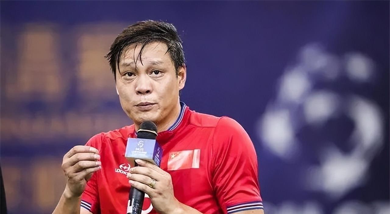 范志毅女儿范斯晶:25岁身材火辣四肢纤细,亲吻土豪男友秀恩爱