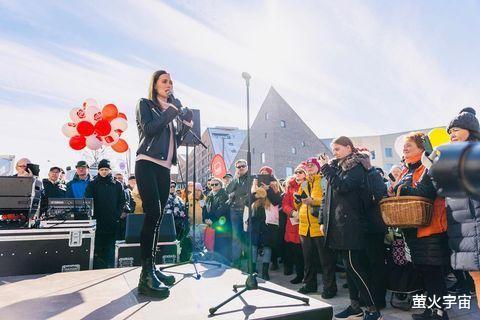 芬兰 芬兰37岁美女总理街头拉票，皮衣配红唇很飒，却恐无法获得连任