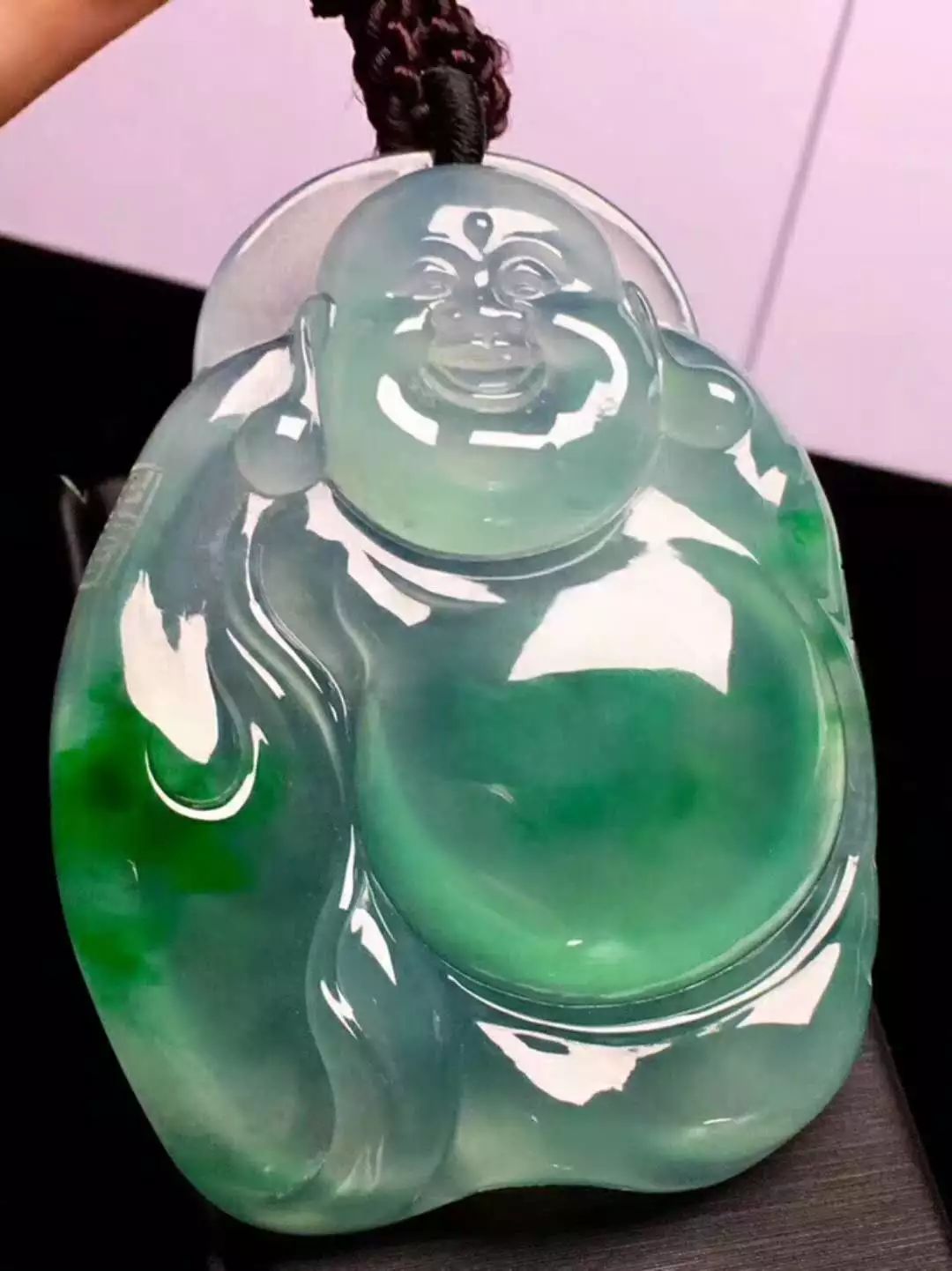 翡翠越戴越绿,老人说那是把翡翠“戴活”了,啥回事呢?