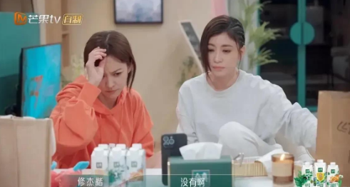 贾静雯18岁女儿晒马思唯合照，鼻钉醒目个性足，还怼妈妈小男友