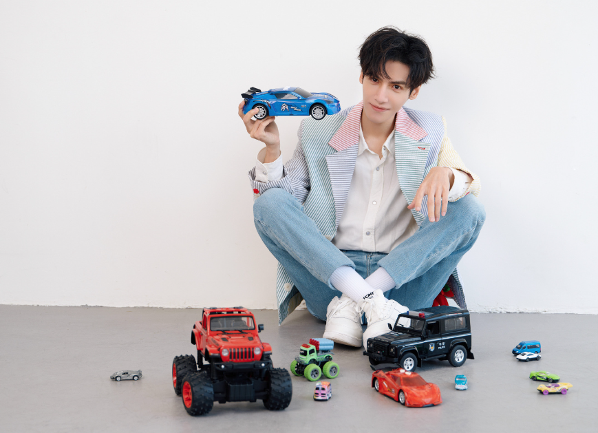 罗云熙过35岁生日,鞋子和蛋糕都是亮点,和白鹿暗戳戳秀恩爱好甜