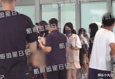 43岁秦岚魏大勋疑订婚同居，女方主动示好回爱巢，手戴钻戒超吸睛