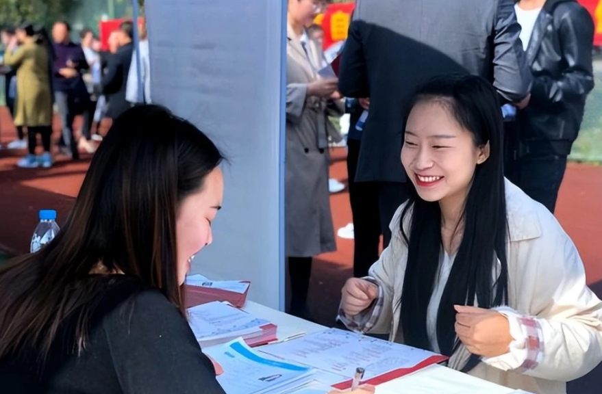 求职|“你找个锤子工作”,事业单位HR出言不逊,求职者回怼太解气