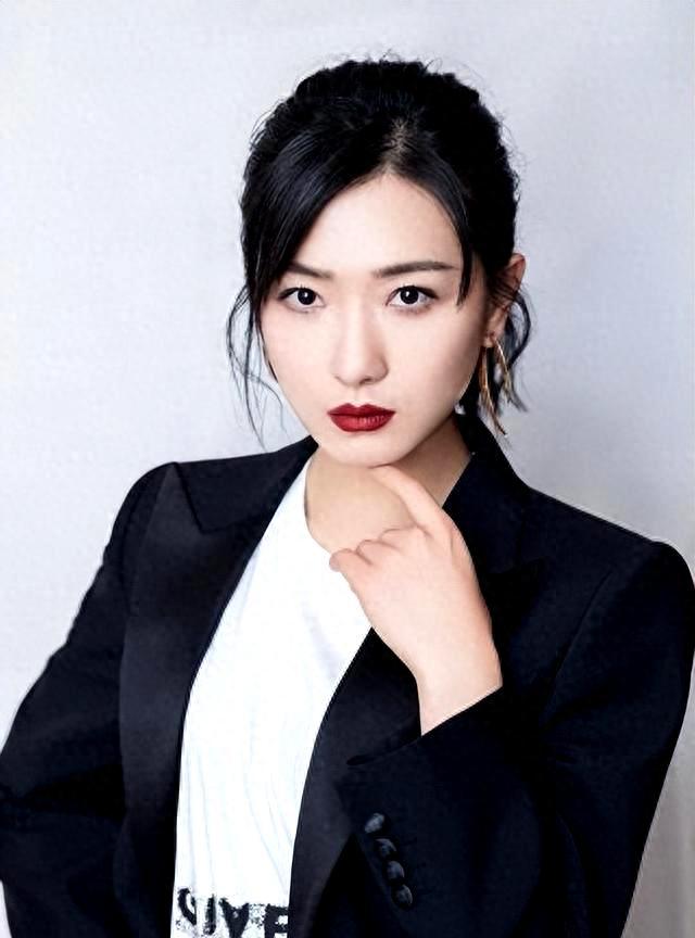 她曾7次拒绝导演潜规则，被誉为“最干净女星”，如今靠实力走红