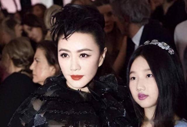 初恋陆毅，痴爱王志文，富豪老公入狱去世，她拿130亿笑着活下去