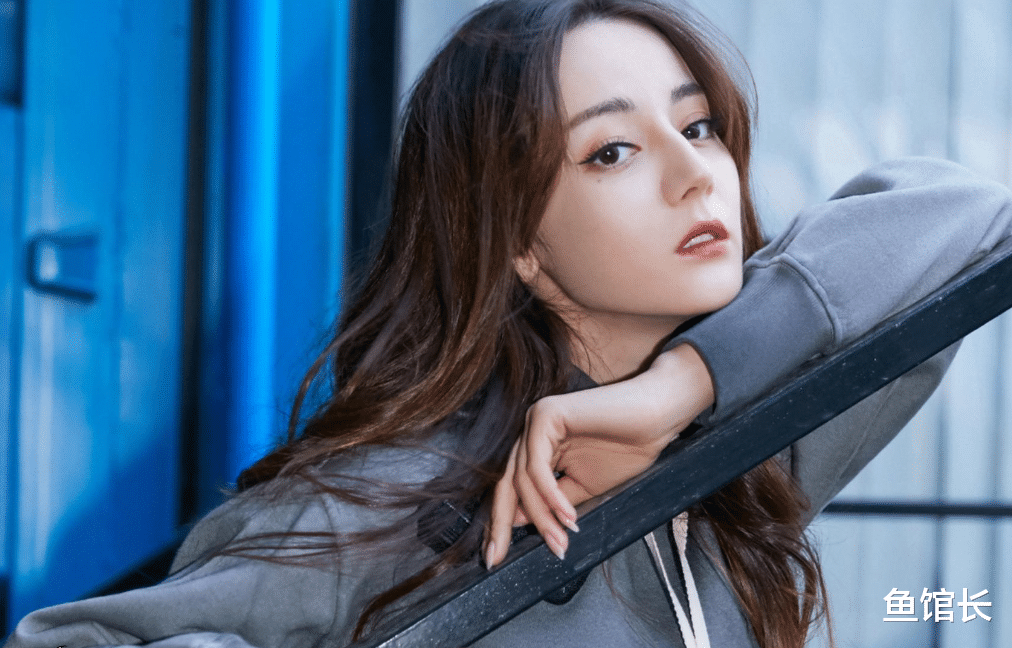 继“捂胸事件”后,热巴再被推上风口浪尖,这次她的事不小