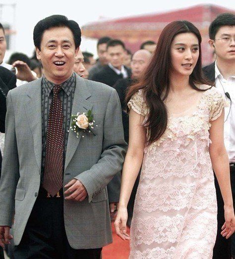 许家印往事传闻：到香港和富豪打牌，冰冰蹲桌下忙碌