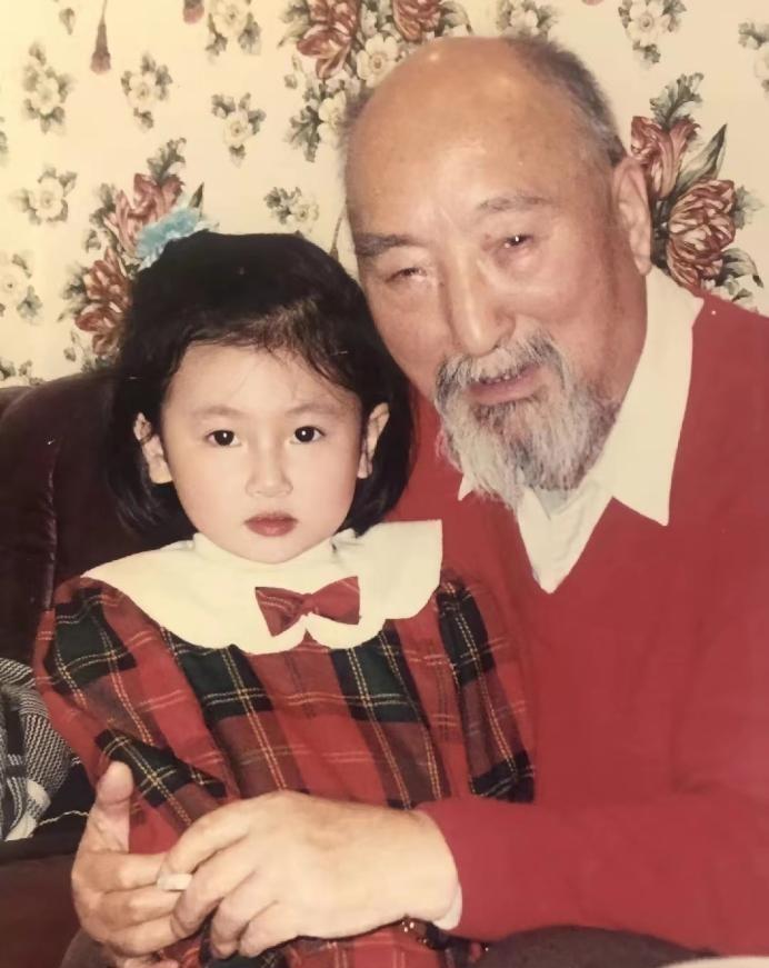 舅舅外公都是影帝，爸爸是国家一级演员，海归学历现在是网红