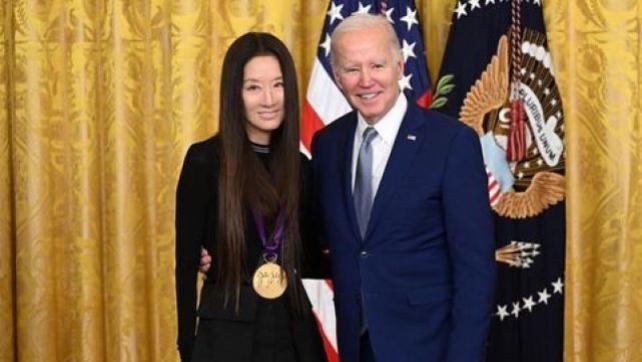 不止不休|73岁王薇薇白宫领奖，被拜登搂住纤腰，和总统差7岁却似两代人