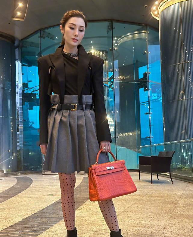 李嘉欣|一场名媛聚会,将李嘉欣和郭晶晶的“真实地位”,暴露得淋漓尽致