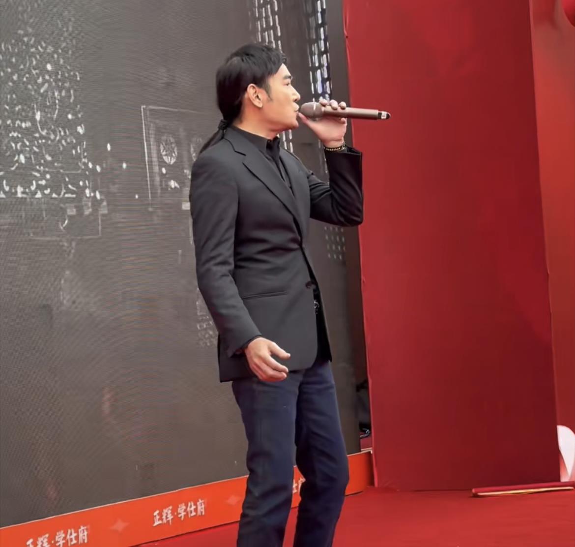 焦恩俊|焦恩俊现身内地商演太丢面!扎小辫舞台简陋