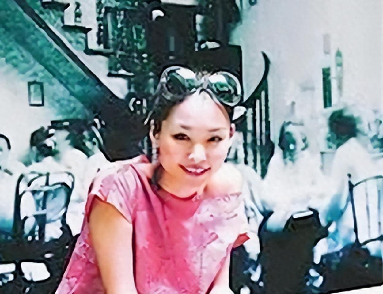 凭借一首歌与王菲齐名,却被俩渣男折磨成精神病,今49岁过得怎样