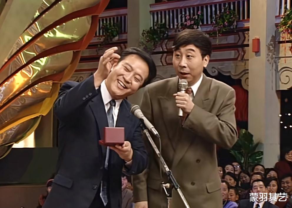 牛群|骂国足还得看春晚，30年经典又狠又辣，冯巩牛群才是讽刺界天花板