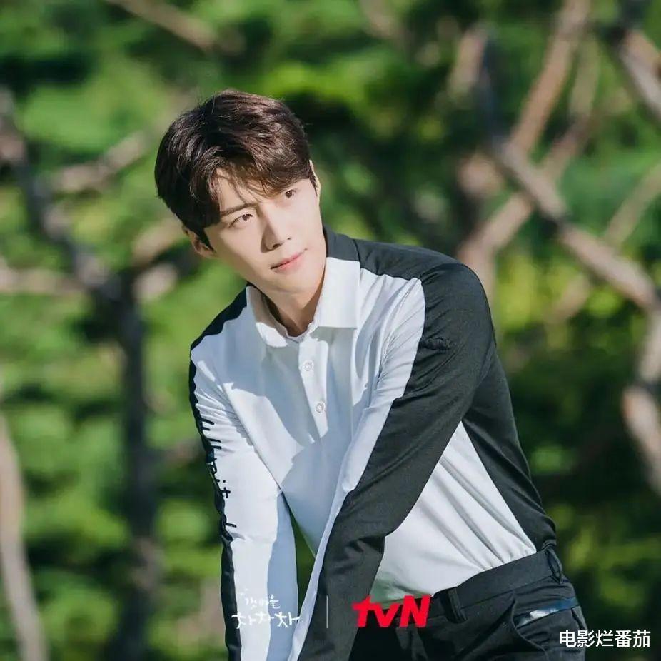 韩国时尚界大型灾难现场！大钟奖嘉宾油光满面，国民女神轰然倒塌