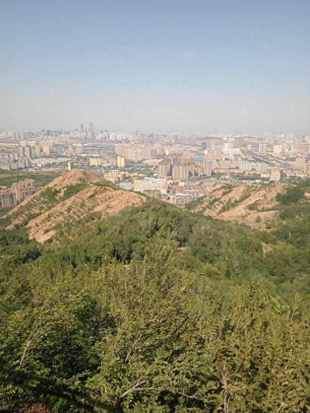 乌鲁木齐|乌鲁木齐新建的山顶平台好漂亮，从兰乔圣菲往南可以登顶俯瞰全城
