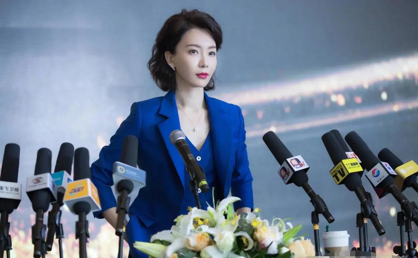穿衣搭配 演“姐弟恋”不油腻的7位女星，个个浑然天成