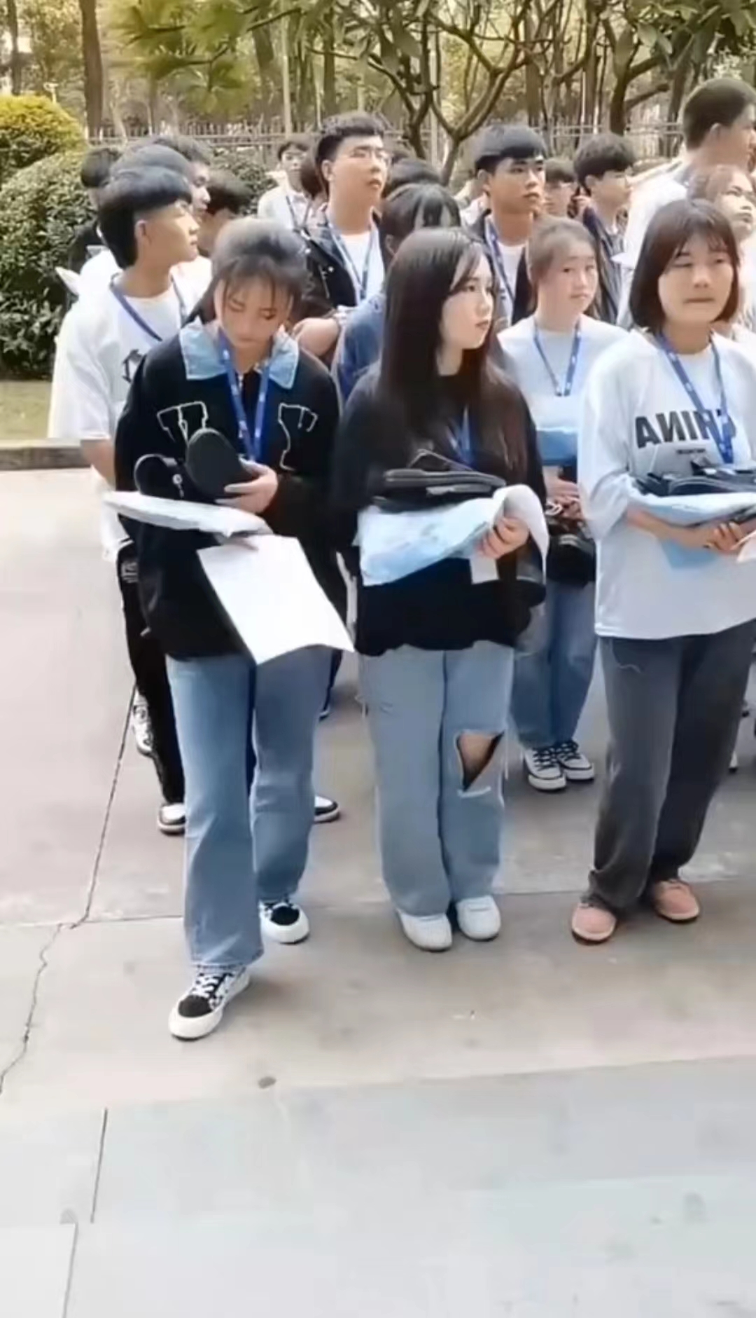 求职|中专生实习有多难?工资低得可怜,无奈地拖着行李跟着中介走