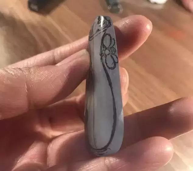 雕刻|高冰种的翡翠片料，独特花瓶直击雕刻过程