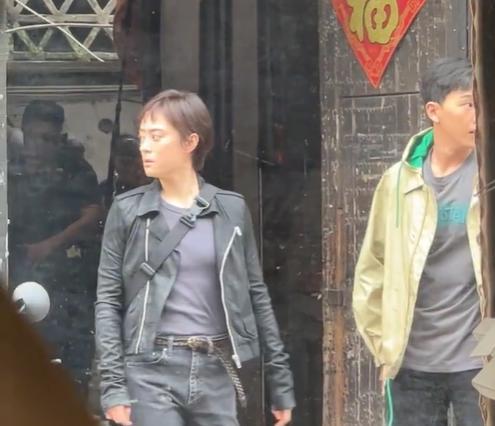 孙俪|孙俪拍《乌云之上》路透曝光,居民街未封街获好感,素颜短发帅气