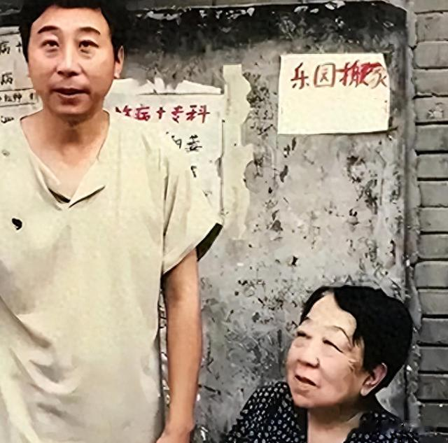 骗了我们40年！原来她是冯巩的妻子，难怪大红大紫