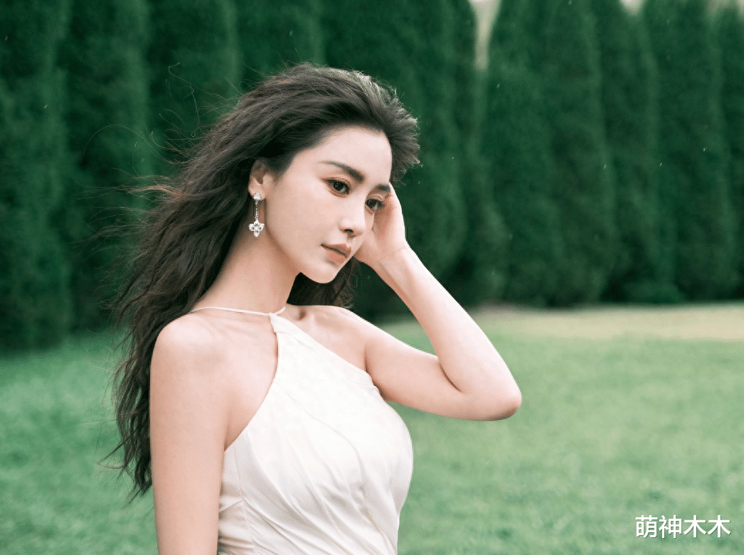 杨颖被曝焦头烂额，托关系找前夫帮忙，黄晓明看演唱会反被骂