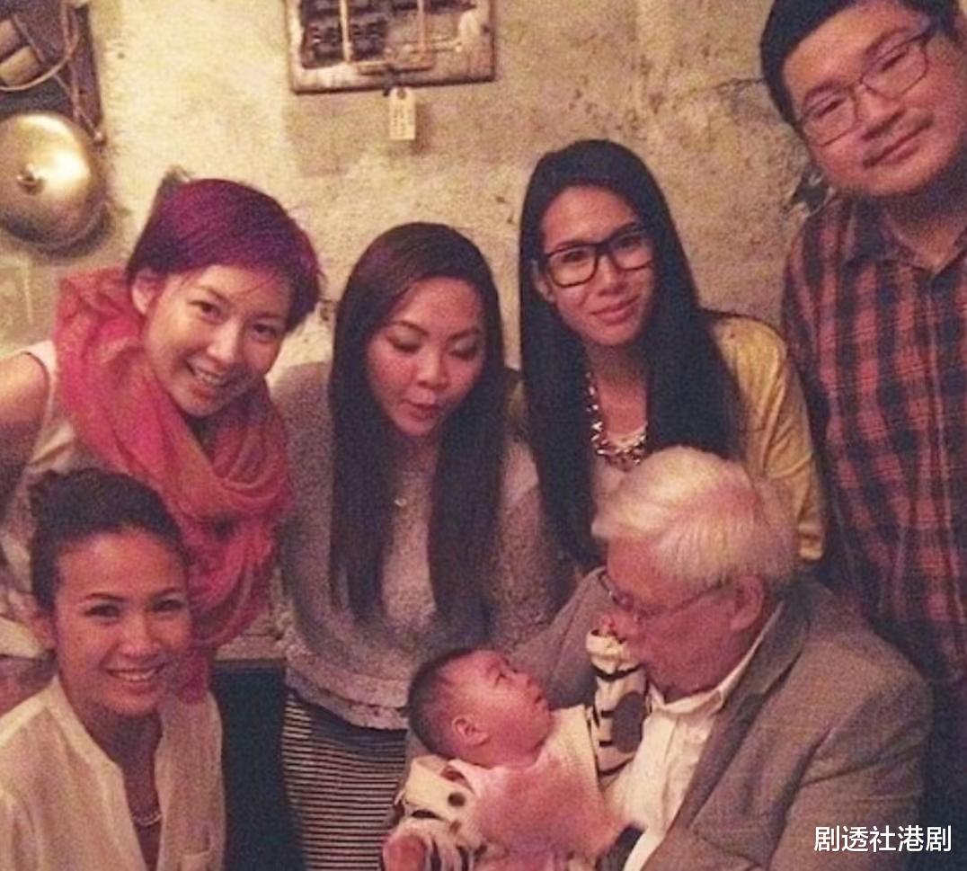 |出狱后心情大好!TVB知名男星成功融入富贵女友家中,齐齐吃开年饭