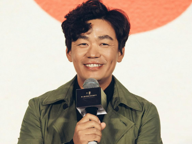 王宝强|王宝强现身香港探望儿子，王子豪一年学费19万，冯清保持一定距离随行