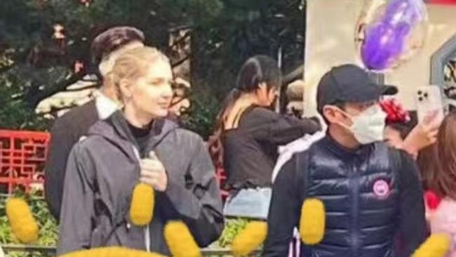 撒贝宁上海迪士尼被偶遇：与妻子李白一起带娃游玩，4岁混血龙凤胎好可爱！