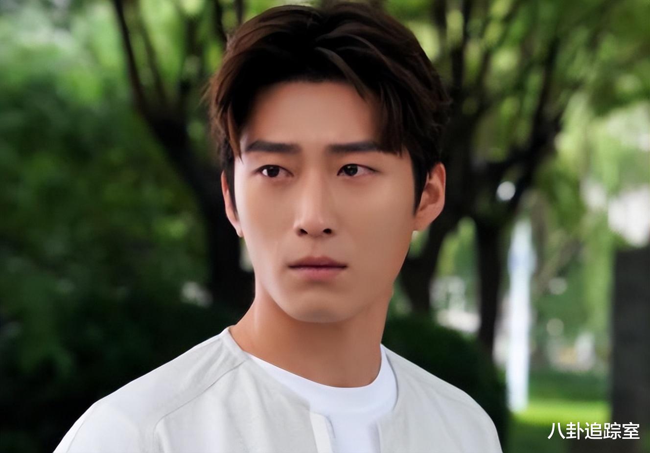 窦骁被传婚变后现身北京,在机场行色匆匆拒合影,疑与何超莲谈判