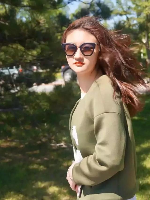 她6岁被成龙抱着上春晚，却因《花千骨》被骂退圈，如今怎样了