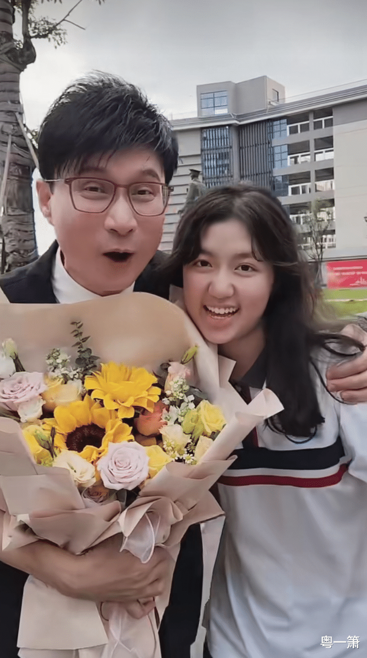 任永全|广东台主持人任永全手捧鲜花迎接女儿走出考场,网友纷纷送上祝福