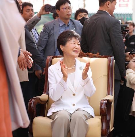 短发 朴槿惠时隔1年露面发型精致：穿白西装戴珍珠项链 走路多次踩空