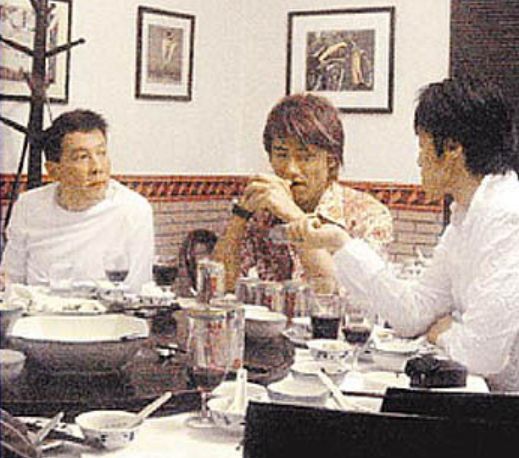 陈冠希夫妻出席活动，和美女亲密搂抱合影，71岁陈父比儿子显年轻