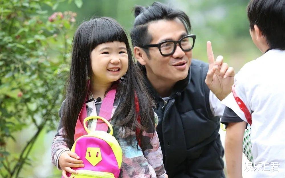 曹格13岁女儿暴风式成长,穿露背晚装显成熟,保留特色八字眉