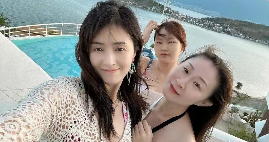 牛肉 蒋欣海边写真太有气质了，美到认不出，瘦下来后也太绝了。