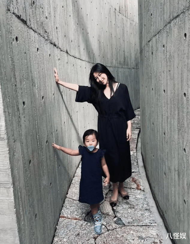 郭碧婷一家庆万圣，化鬼脸仍难掩憔悴！女儿高清正脸曝光超像向佐