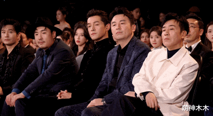 星光大赏台下好精彩：胡歌无聊睡着，赵露思看手机，王一博玩快闪