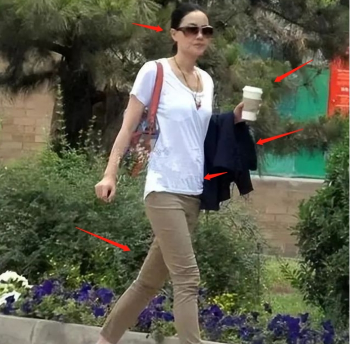 53岁王菲生图曝光,面部憔悴发际线后移,小腹微隆被疑怀孕