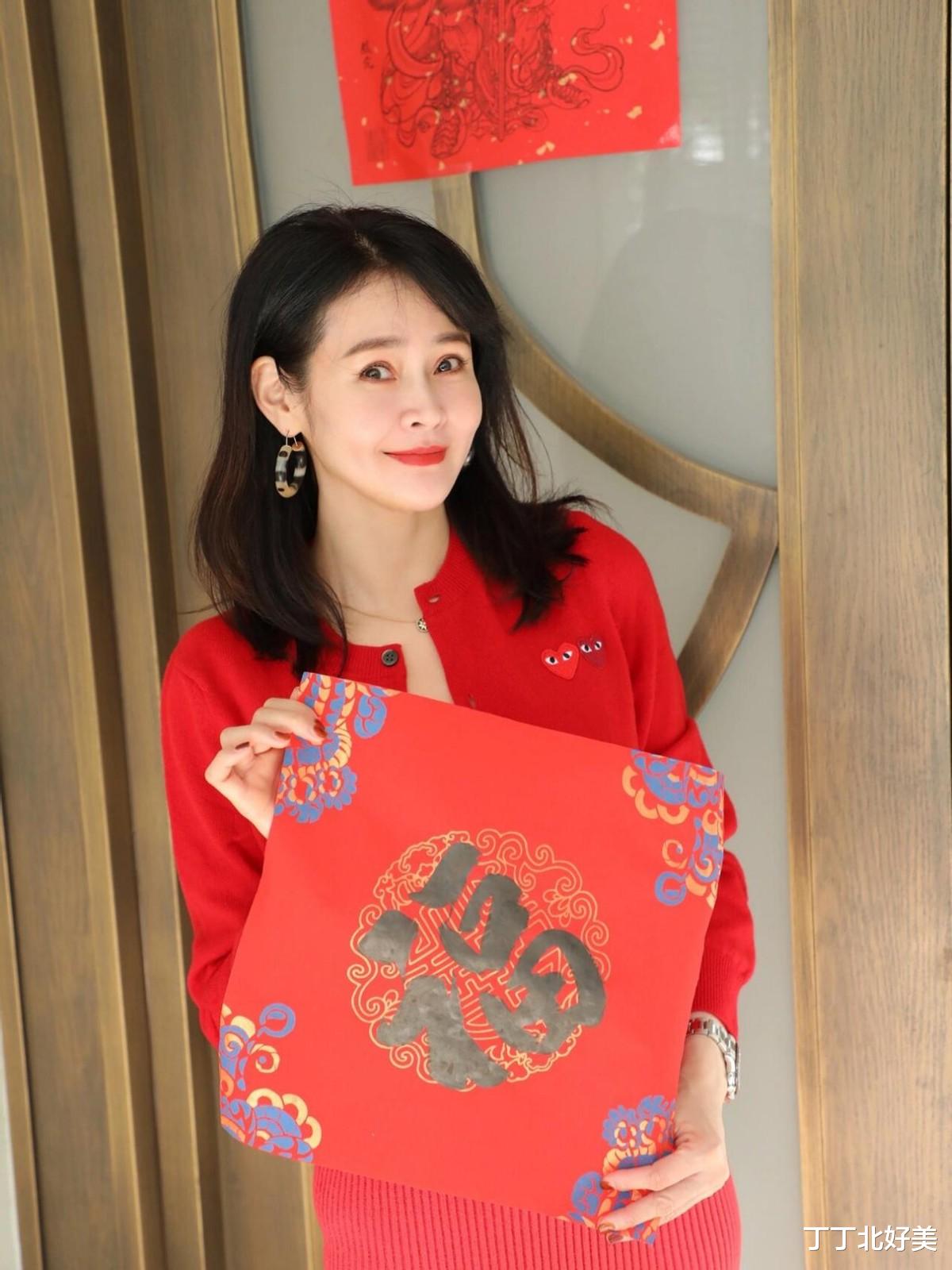 于明加带火了“新年红运”穿搭:红色开衫+连衣裙,显贵又洋气