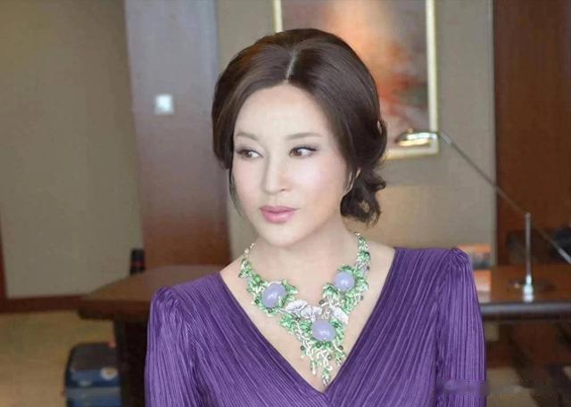 刘晓庆回家乡选墓地！穿羽绒服气质优雅，不再扮嫩终于肯面对衰老