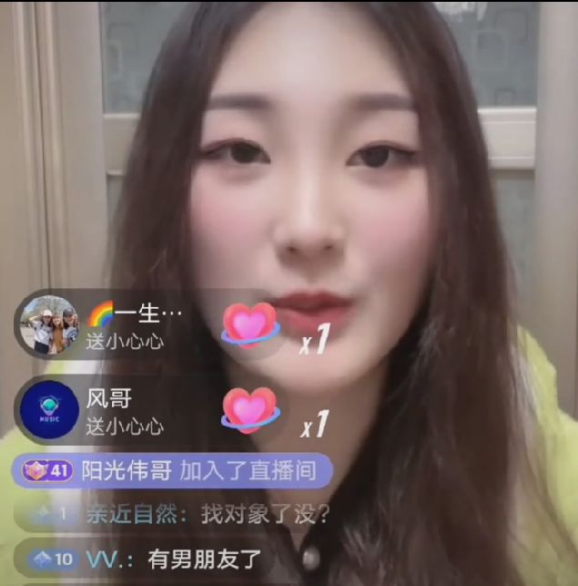 懒理朱小伟再婚,陈亚男新年更新动态,站湖边比心笑容满面