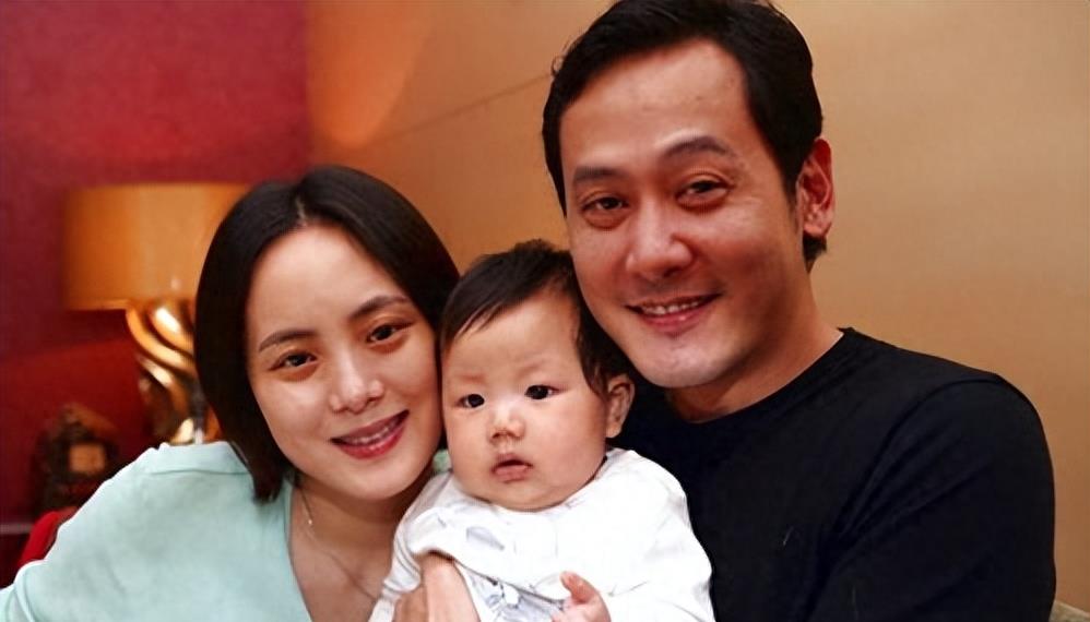 她甘心退圈做家庭主妇，却被演员丈夫抛弃，今44岁为了儿子保持单身